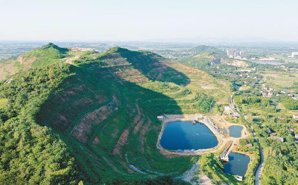 По всей стране в многих местах ведутся работ···